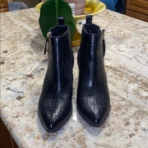Black Bella Vita crocodile ankle booties, side zipper, size 9